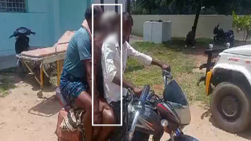 The family members shifted the dead person's body on a motorcycle.
