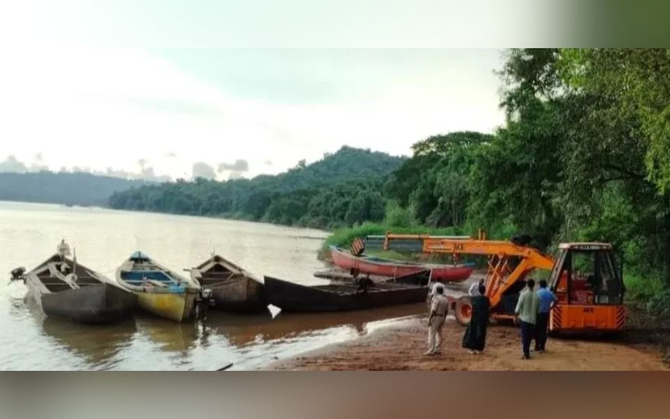 Officials raid alleged sand mining site