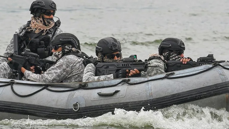 India’s Daring Mission to Rescue Crew from Pirate-Controlled Ship Near Somalia: A Closer Look